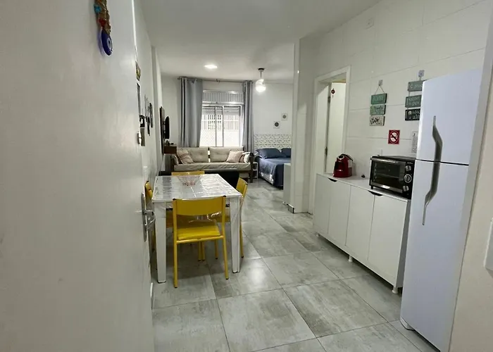 Studio a 30 m da Praia com Garagem Até 4 hóspedes Guarujá