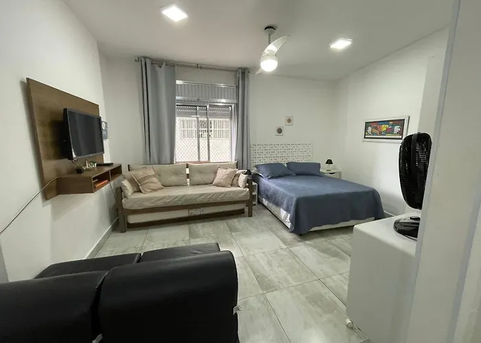 Studio a 30 m da Praia com Garagem Até 4 hóspedes Guarujá